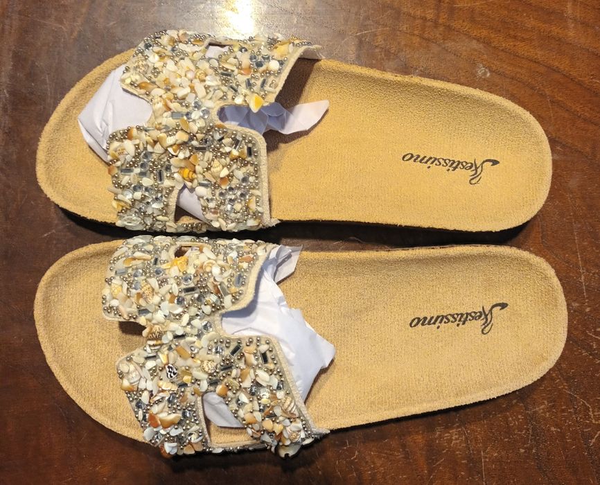 Chinelos com pedraria