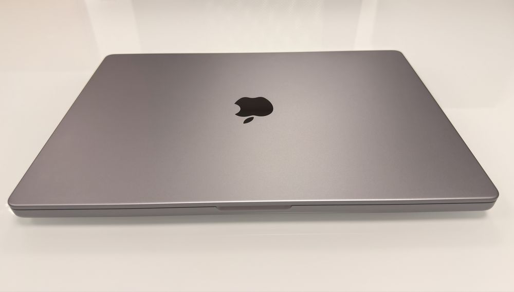 MacBook Pro M1 Max, 32GB de RAM e 32 núcleos de GPU.