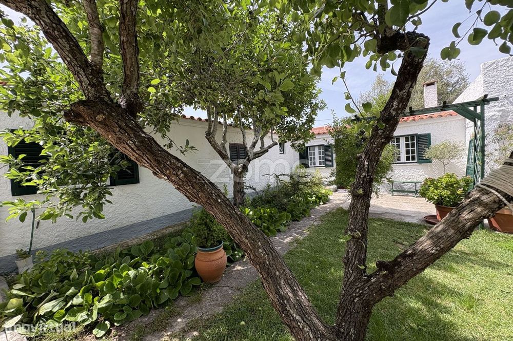 Moradia com logradouro, área total de 520m2 nas Raposeiras/Sintra