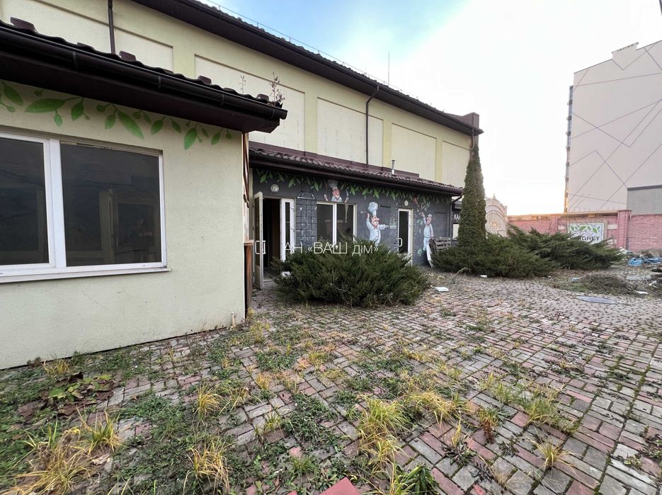 ОРЕНДА приміщення ПОРУЧ із ЖК "ЛИПКИ", закритий двір, власна ПАРКОВКА