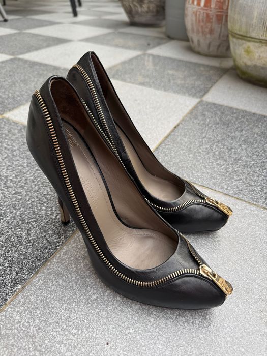 Szpilki marki Versace używane