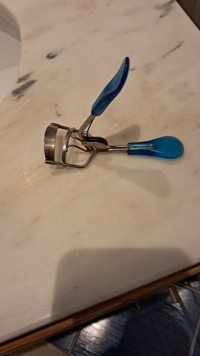 Enrola pestanas  em bom estado