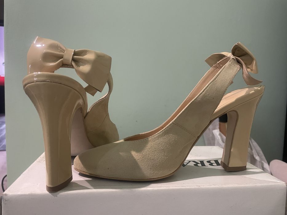 Бежеві туфлі з відкритою пʼяточкою