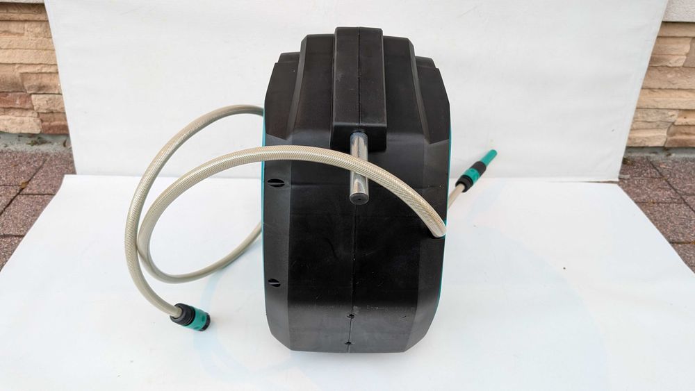 Bęben z wężem ogrodowym Amazon Basics 25m