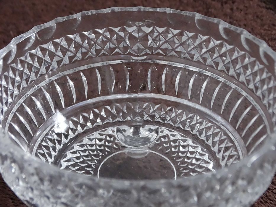 Elegancka Szklana Salaterka na Nóżkach – Vintage / PRL