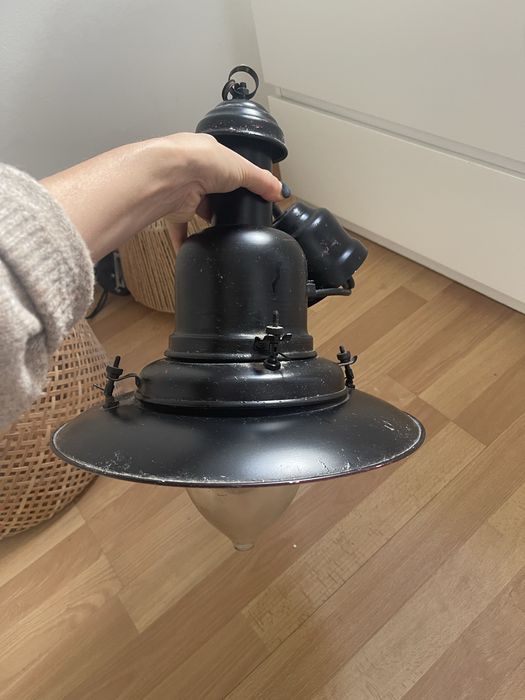 Candeeiro suspenso vintage industrial – metal preto e vidro