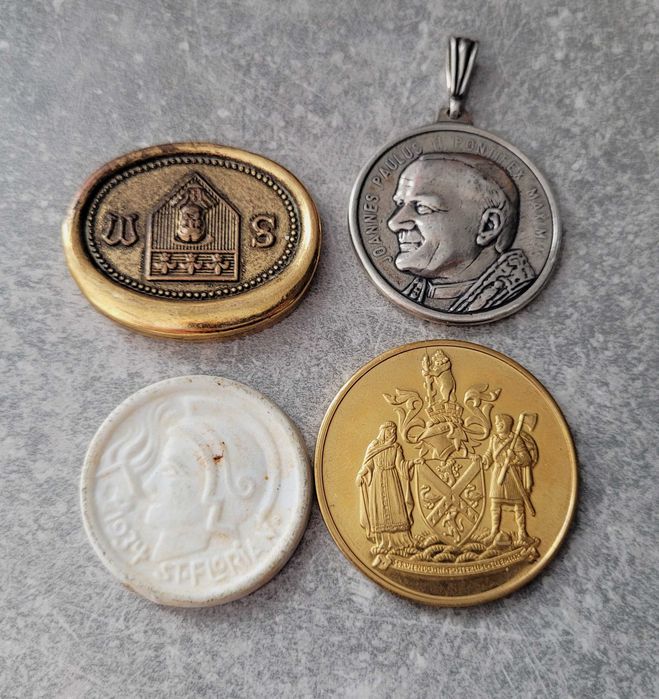 H90) zestaw dużych medalików  szt. 4