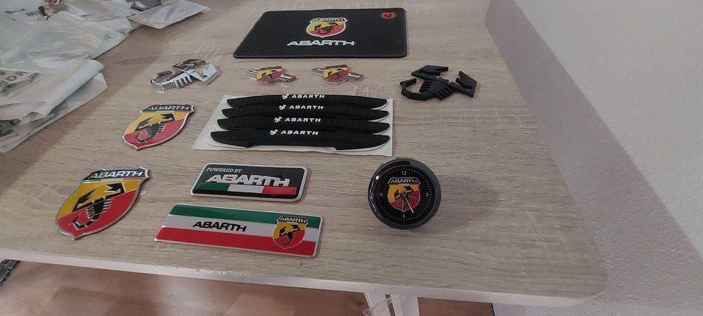 Emblemas Abarth Laterais, Mala, interiores, Grelha, Portas, Relógio NOVOS
