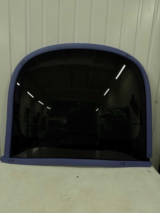 Скло в кришку багажника Tesla Model Y 2022 скло в ляду Тесла Вайка 22