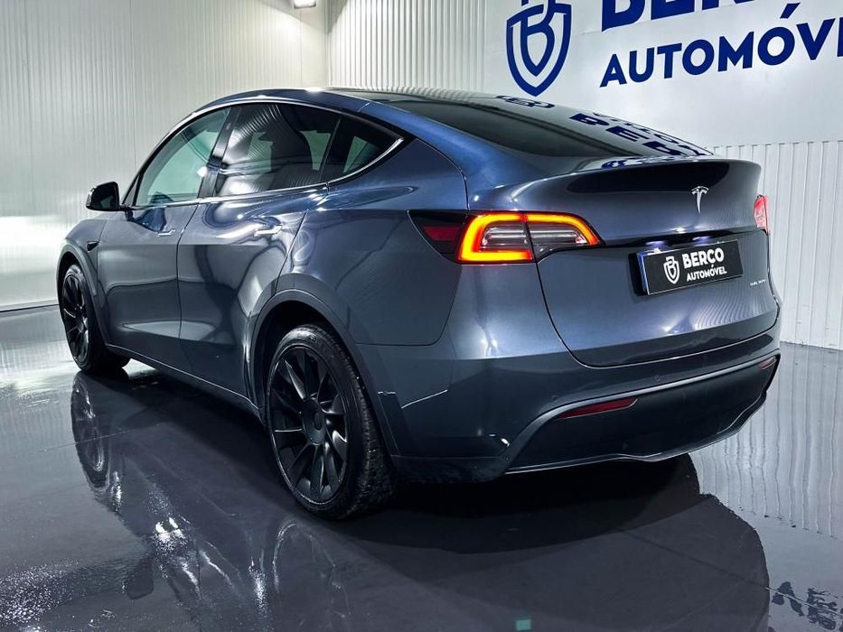 Tesla Model Y529847991487713285