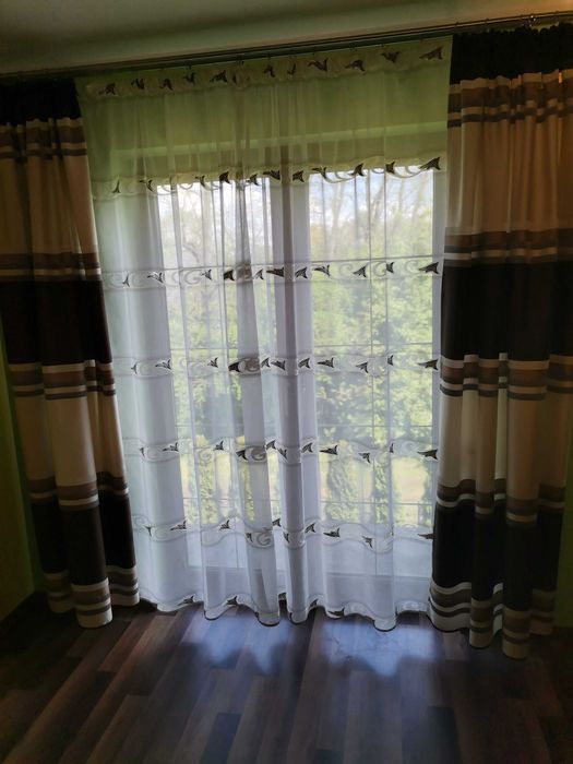 Firany i zasłony. Okno balkonowe i okno samodzielne.