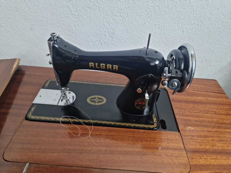 Máquina de Costura Antiga ALGAR – Funcional – Mesa Original