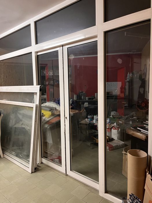 Scianki szklane aluminiowy profil wraz z drzwiami przesuwnymi