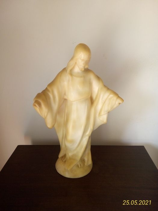 Estatueta e crucifixo
