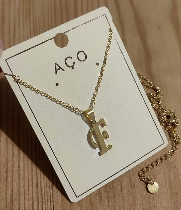 Colares dourados, em aço, com letras. Vários.