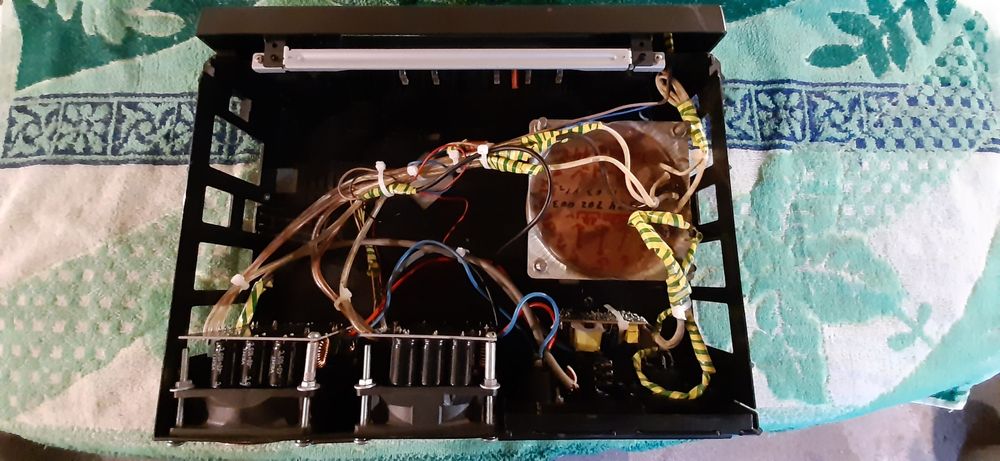 Продам двухканальный усилитель мощности 300 Вт на канал