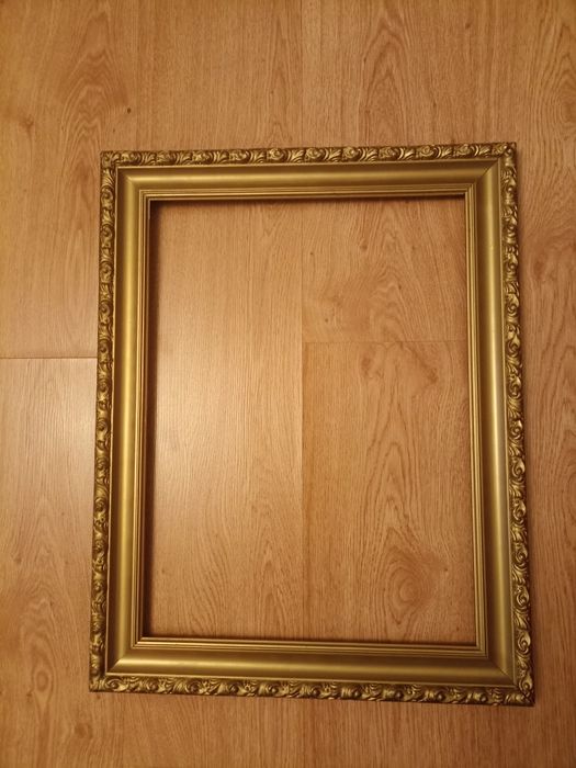 Drewniana rama z ornamentem pomalowana na stare zloto