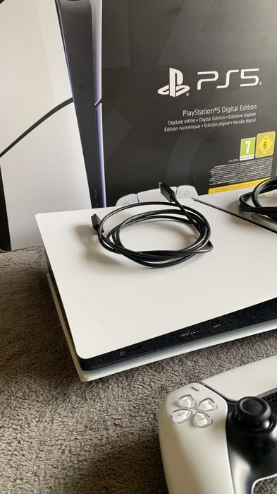 PlayStation 5 Slim Digital 1TB – Completo – 8 meses de uso