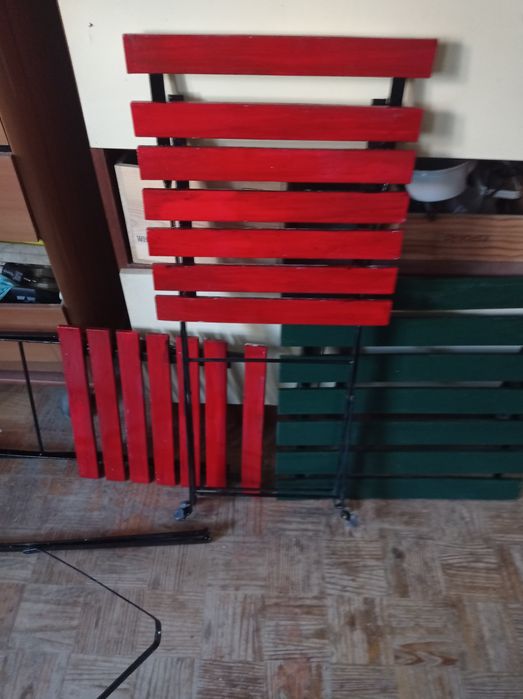 Mesa e cadeiras em madeira e ferro