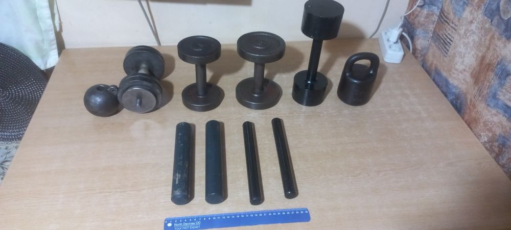 Гантелі на 1/2,2/3,7/4,7/ 5 та 8 кг, ядро на 2,2 кг