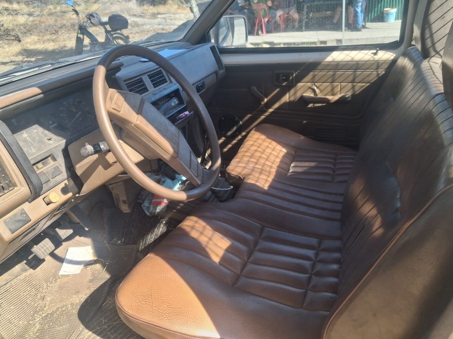 Nissan d21 4x4 com algumas marcas de uso