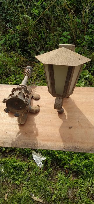 Dois candeeiros em ferro