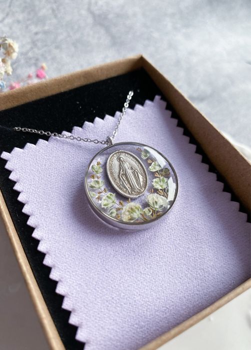 Zawieszka z białą gipsówką i medalikiem- dewocjonalia