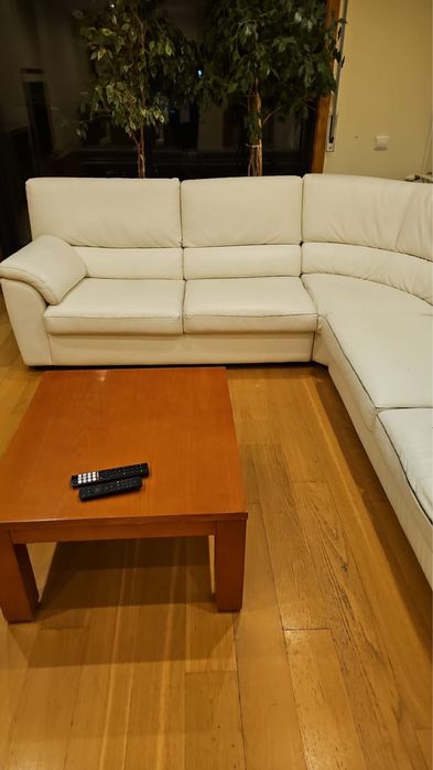 Sofa em pele de canto.