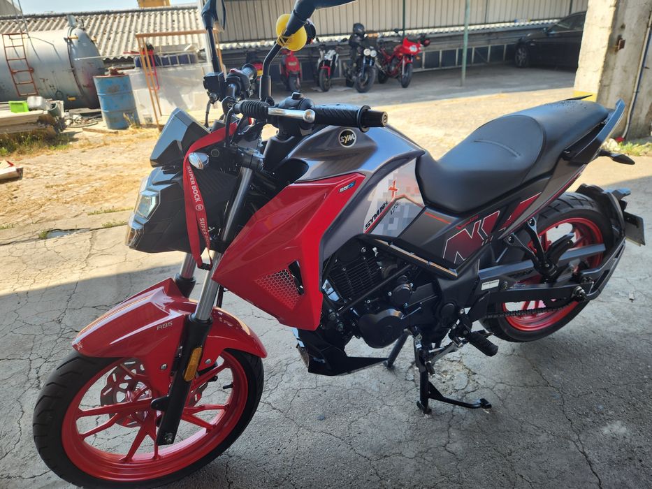 Vendo moto muinto bem estimado com  3000km