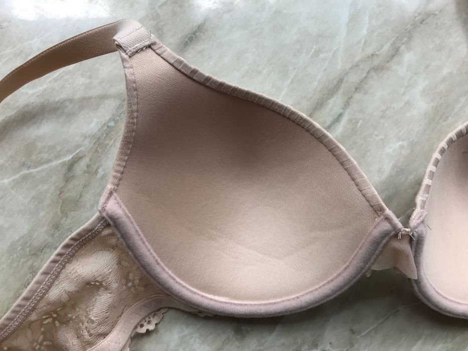 Гладкий бежевий бюстгалтер з формованими чашками