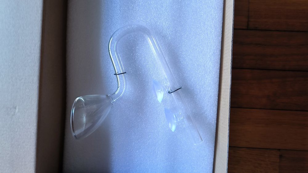 Entrada e saída de água em vidro.