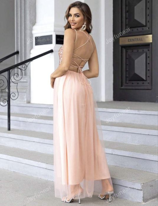 Sukienka z rozcięciami na nogach