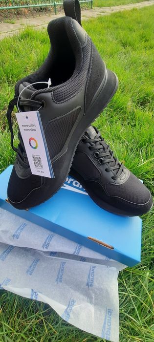 Фірмові кросівкі