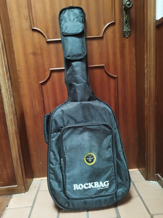 Viola clássica com mochila