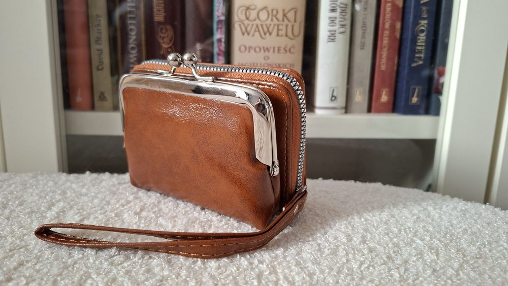 Nowy portfel z delikatnym połyskiem