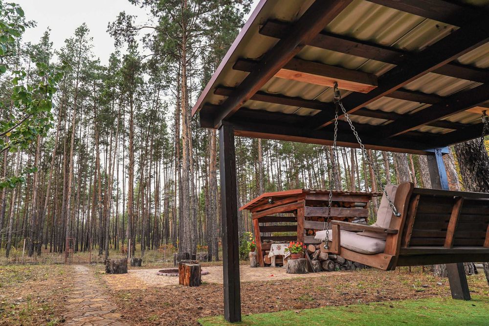 Оренда будинку біля лісу з ванною у спальні, каміном і мангалом.