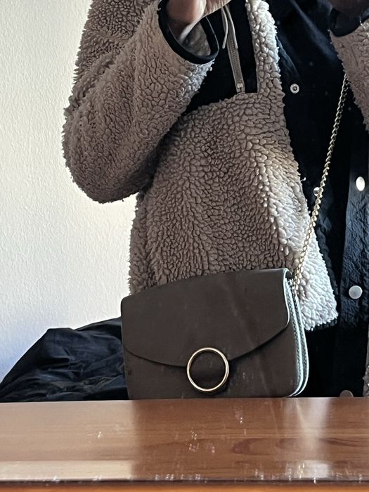 Bolsa cinzenta, para mulher.