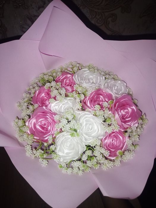 11 рожево-білих троянд