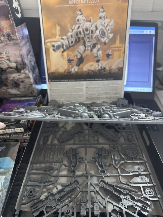 Набір Бойовий костюм Ріптайд.Warhammer Riptide Battlesuit