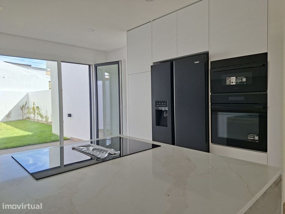 Moradia T3 nova com jardim em São Domingos de Rana