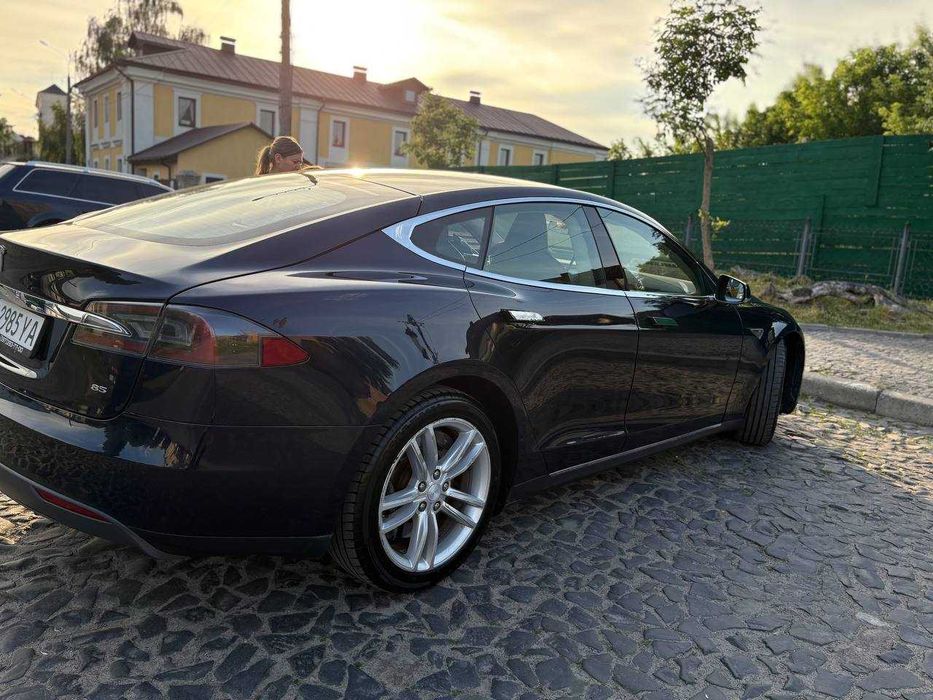 Продаж Тесла s 85