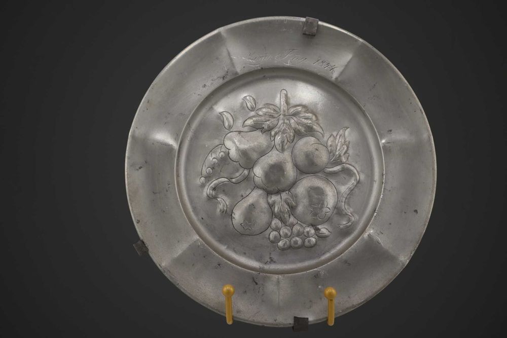 Rękodzieło  Stary talerz cynowy z dekoracją roślinną 1841r b6/020157