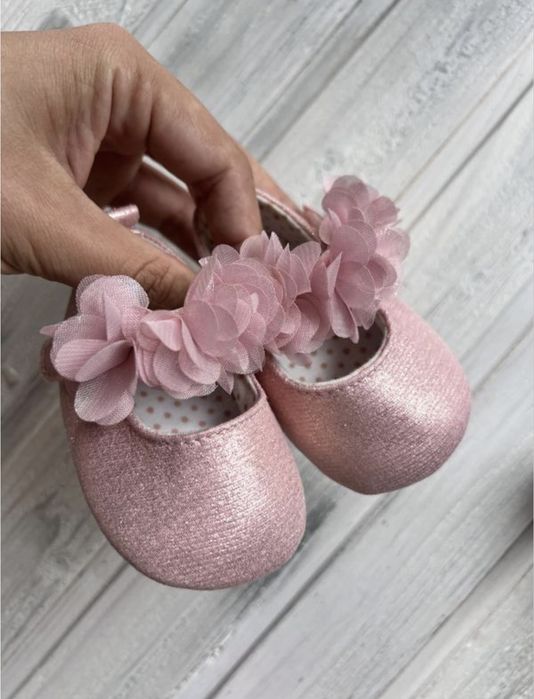 Взуття на дівчинку, пінетки, босоніжки, угги, туфельки, тапочки, кеди