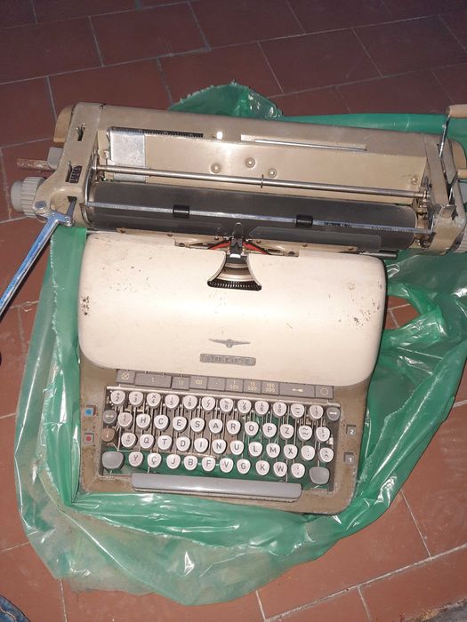 Maquina de escrever muito antiga Adler