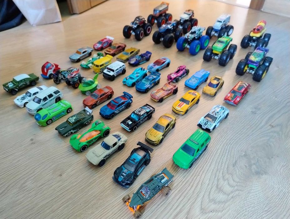 Zestaw modeli samochodzików Hot Wheels oraz Monster Trucks 45sztuk
