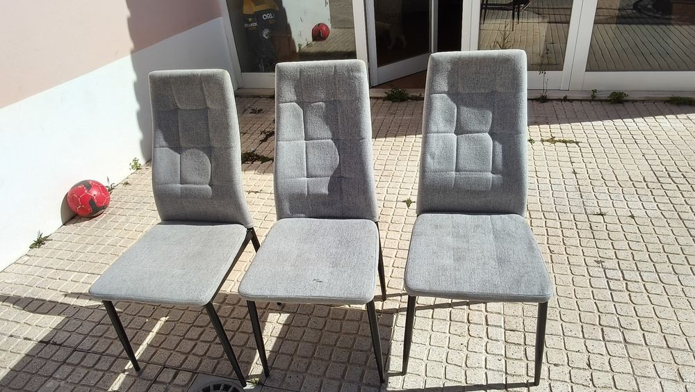 Mesa com 6 cadeiras cor cinzenta.