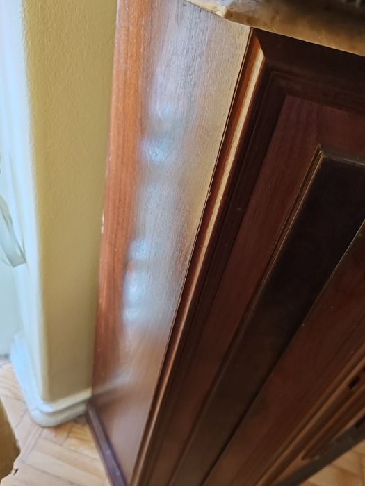 Móvel em Madeira e Mármore 3 portas e 3 gavetas