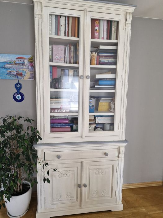 Piękny drewniany regał
