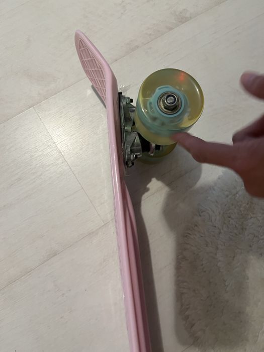 Deskorolka ze świecąxymi kólkami