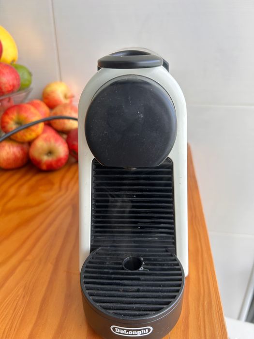 Máquina de café nesspresso De longui branca